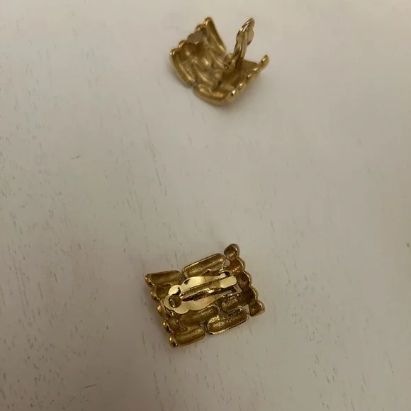 GIVENCHY VINTAGE PARIS NEW YORK LARGE GOLD PLATE CLIP ON EARRINGS - Picture 12 of 12